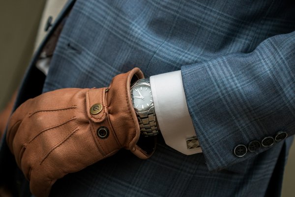 Comment choisir des gants en cuir pour une tenue de soirée d'hiver élégante?