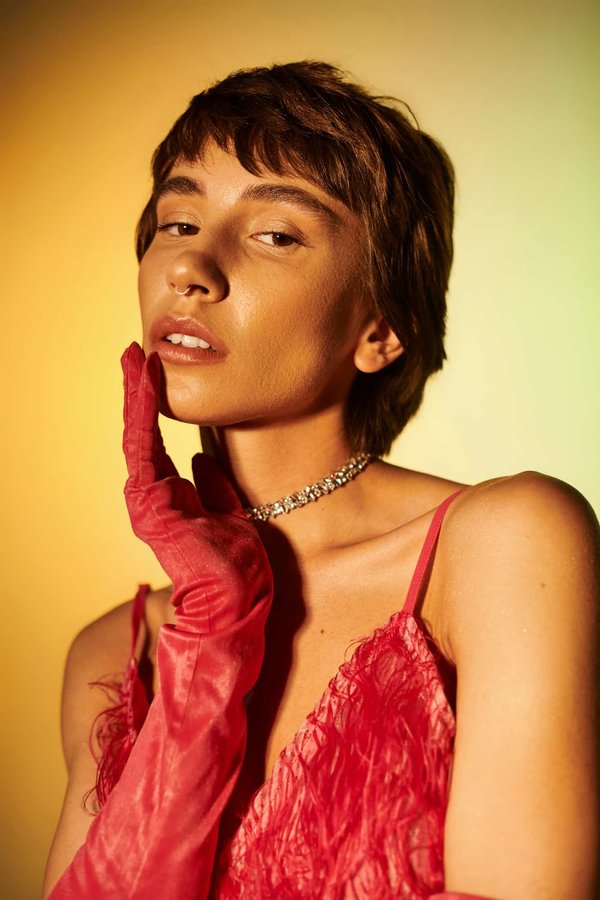 Quelles techniques pour porter des boucles d'oreilles asymétriques avec élégance?